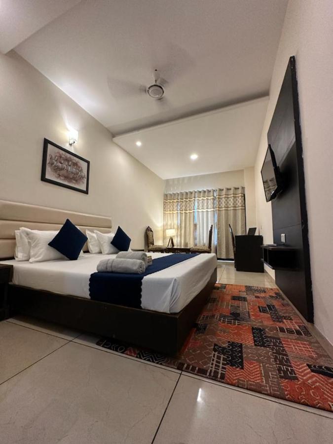 Hotel Jb Residency !! Luxurious & Royal Balcony Rooms !! Large Rooms Zirakpur Extérieur photo