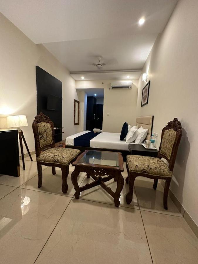 Hotel Jb Residency !! Luxurious & Royal Balcony Rooms !! Large Rooms Zirakpur Extérieur photo