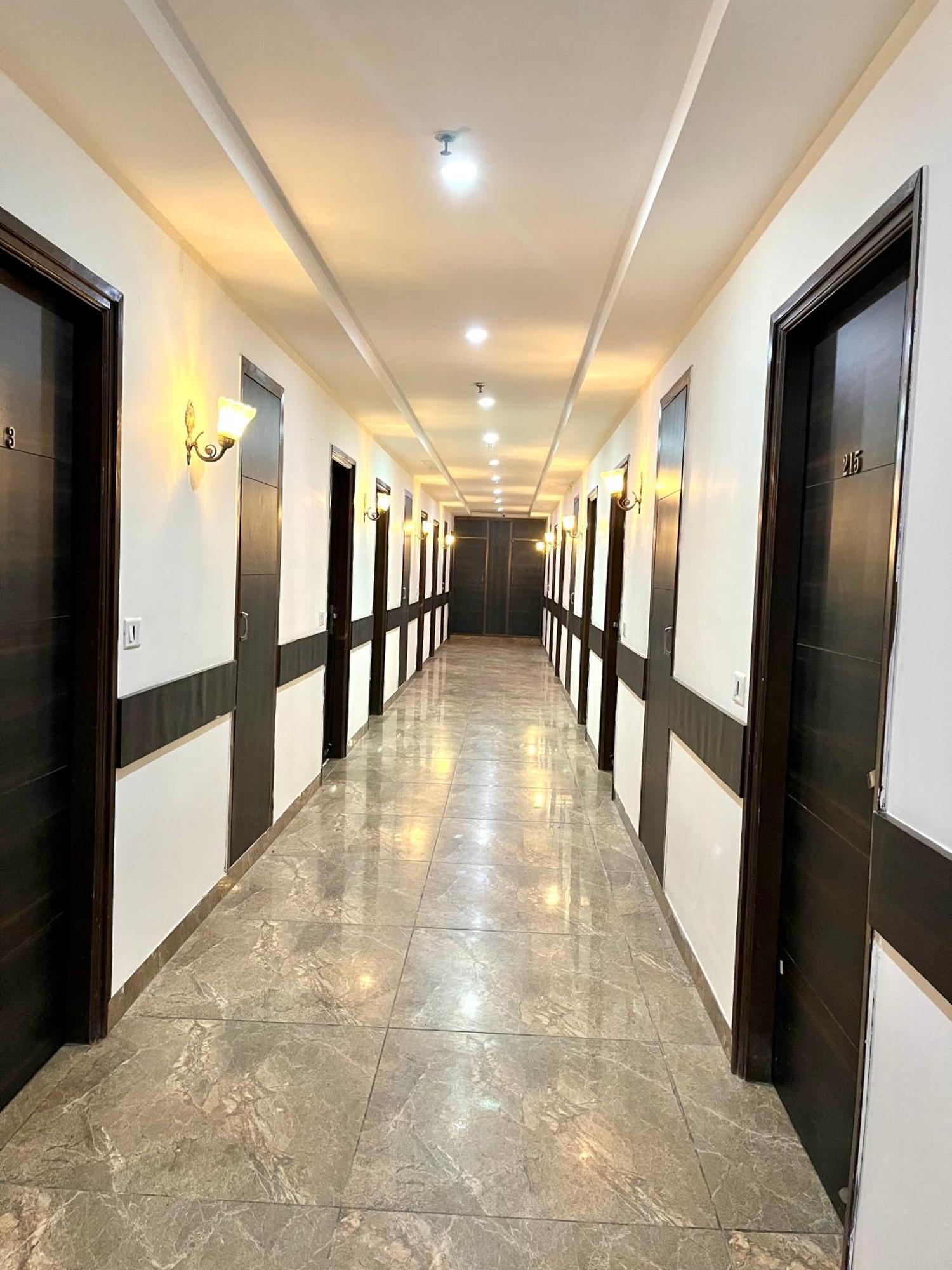 Hotel Jb Residency !! Luxurious & Royal Balcony Rooms !! Large Rooms Zirakpur Extérieur photo