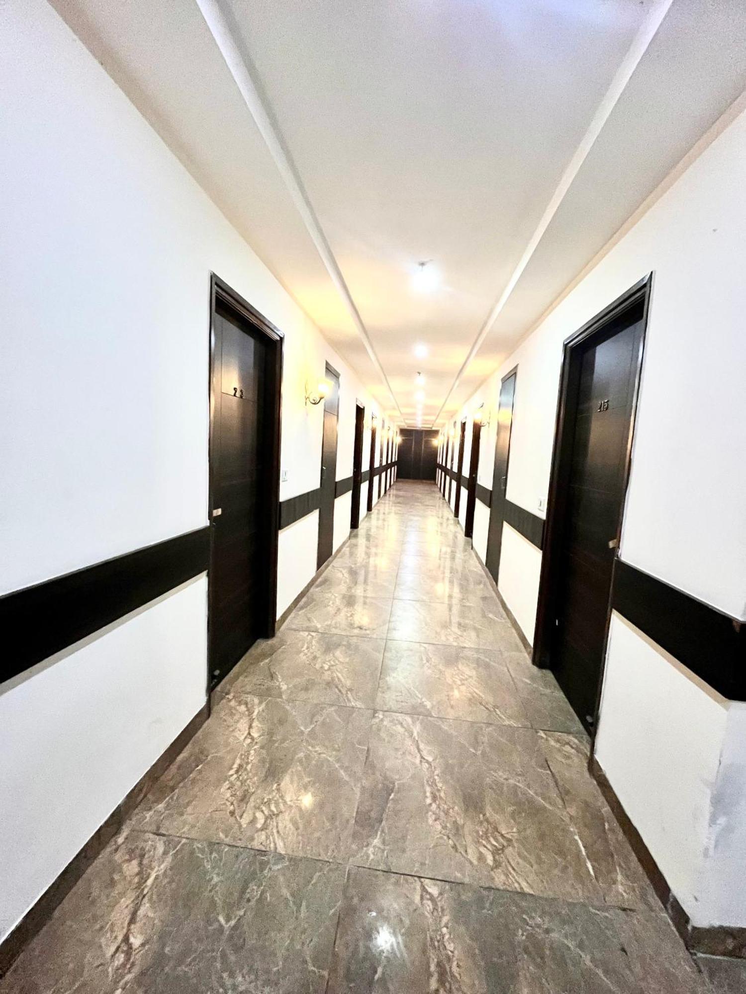Hotel Jb Residency !! Luxurious & Royal Balcony Rooms !! Large Rooms Zirakpur Extérieur photo