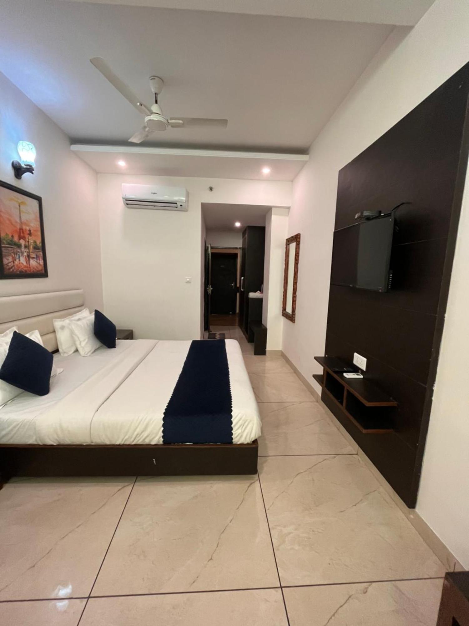 Hotel Jb Residency !! Luxurious & Royal Balcony Rooms !! Large Rooms Zirakpur Extérieur photo