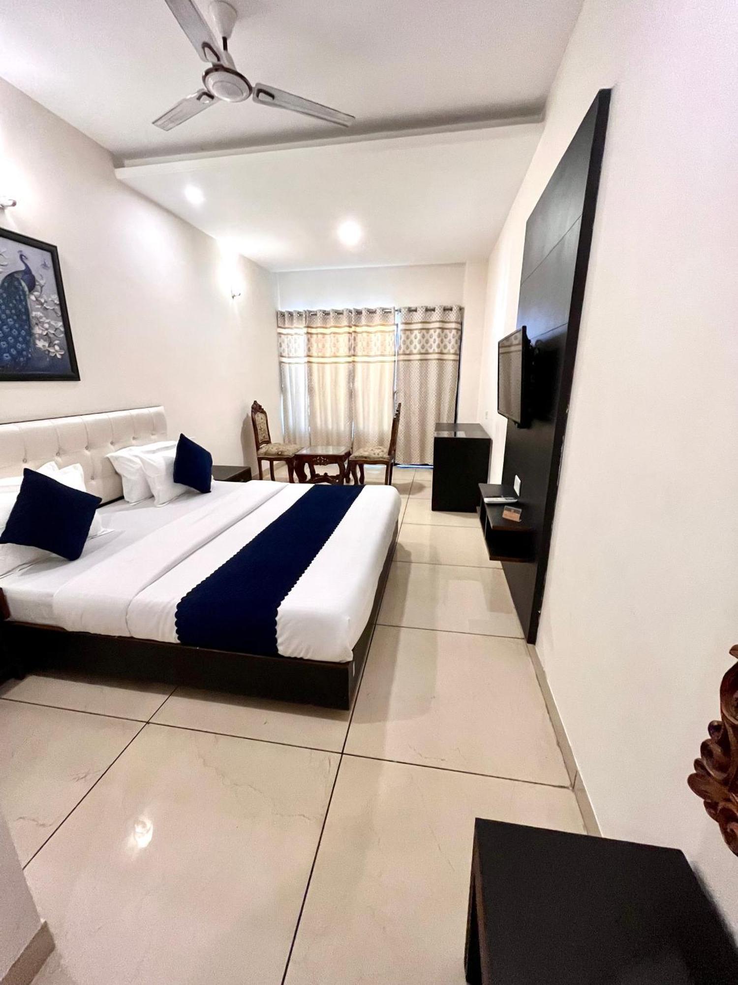 Hotel Jb Residency !! Luxurious & Royal Balcony Rooms !! Large Rooms Zirakpur Extérieur photo