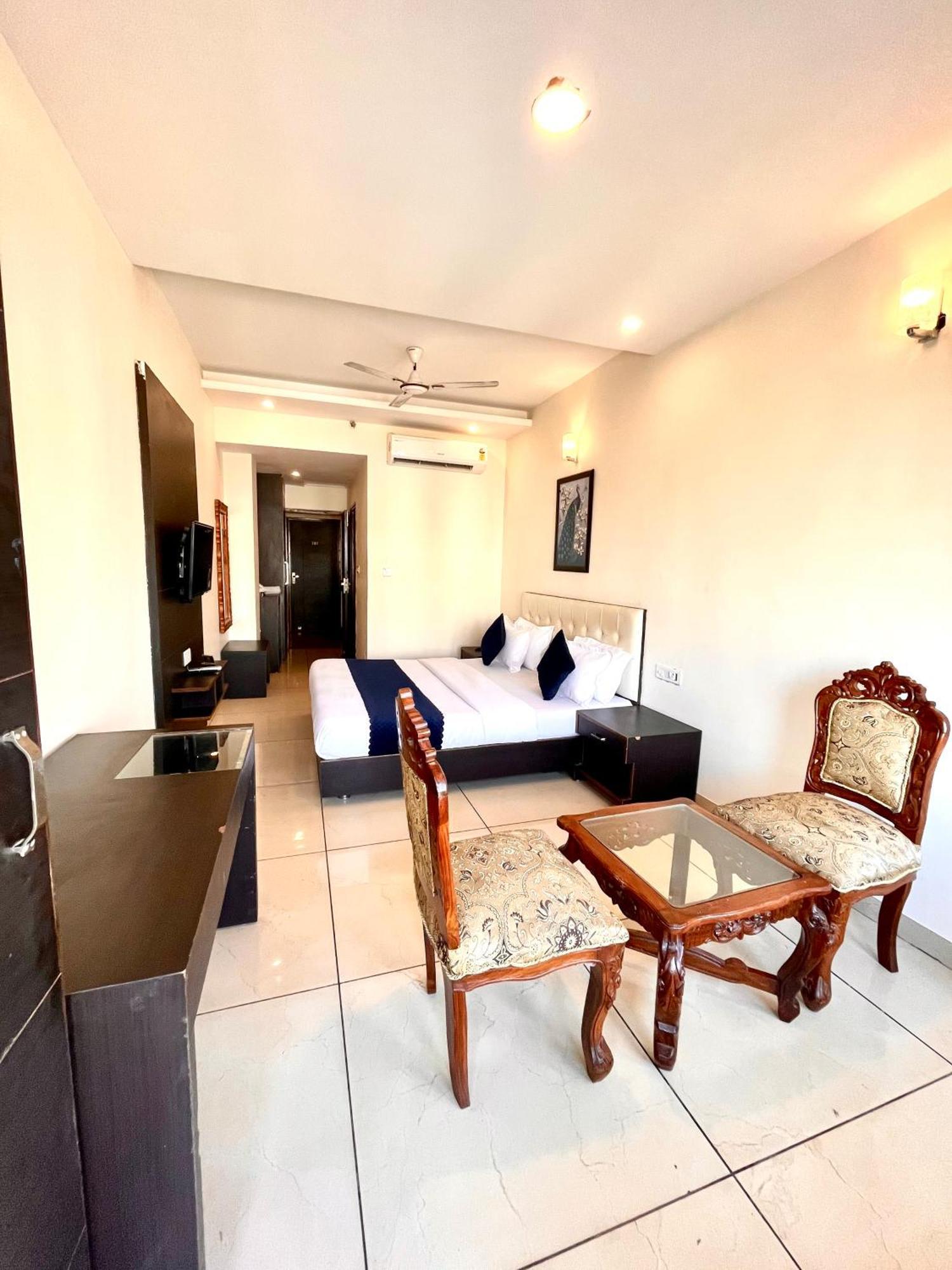 Hotel Jb Residency !! Luxurious & Royal Balcony Rooms !! Large Rooms Zirakpur Extérieur photo