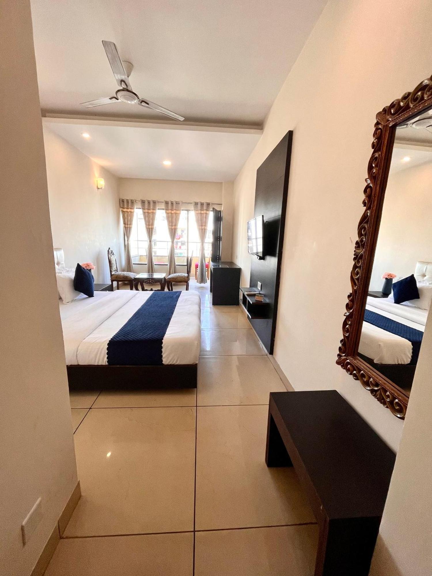 Hotel Jb Residency !! Luxurious & Royal Balcony Rooms !! Large Rooms Zirakpur Extérieur photo