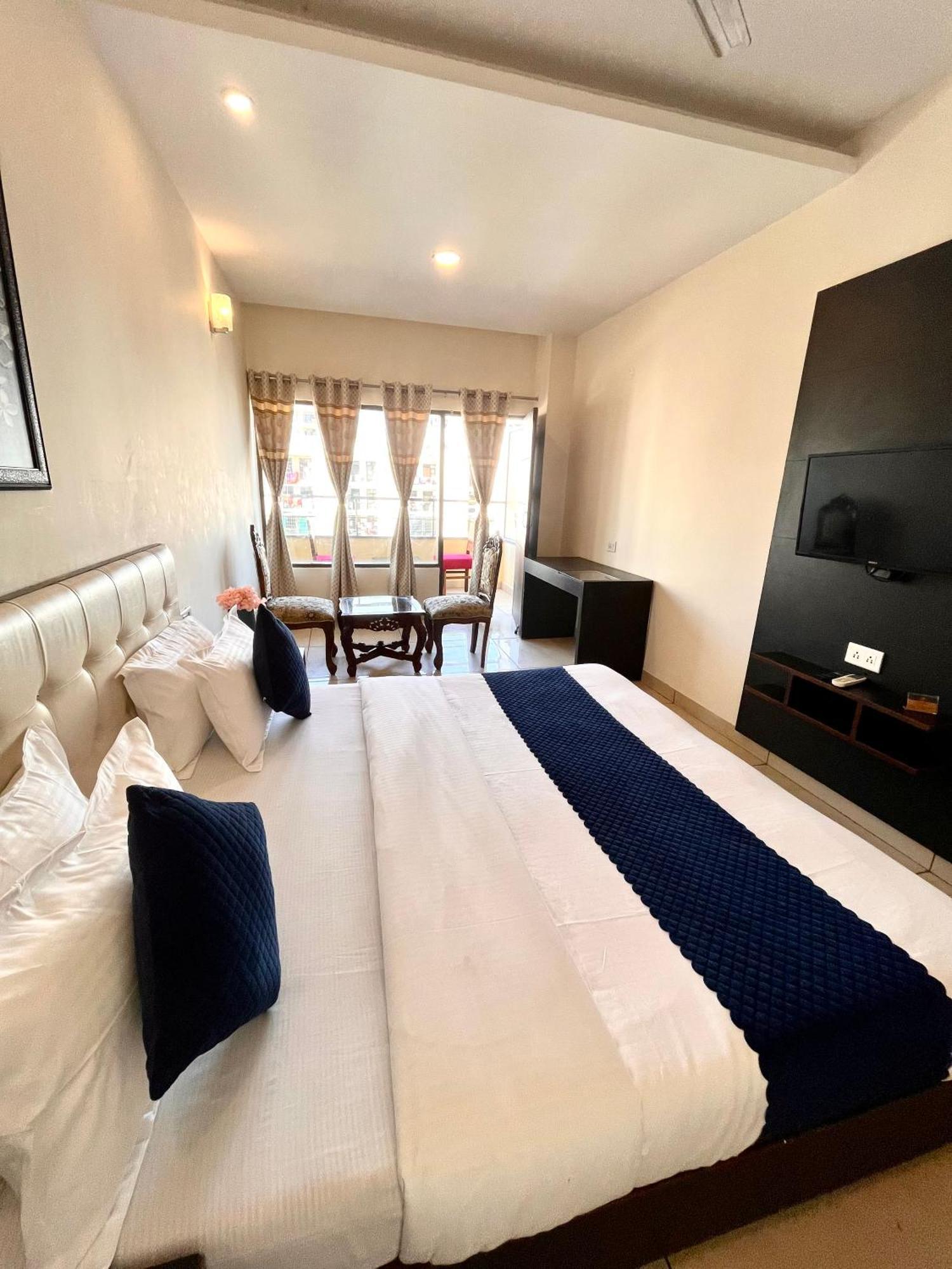 Hotel Jb Residency !! Luxurious & Royal Balcony Rooms !! Large Rooms Zirakpur Extérieur photo