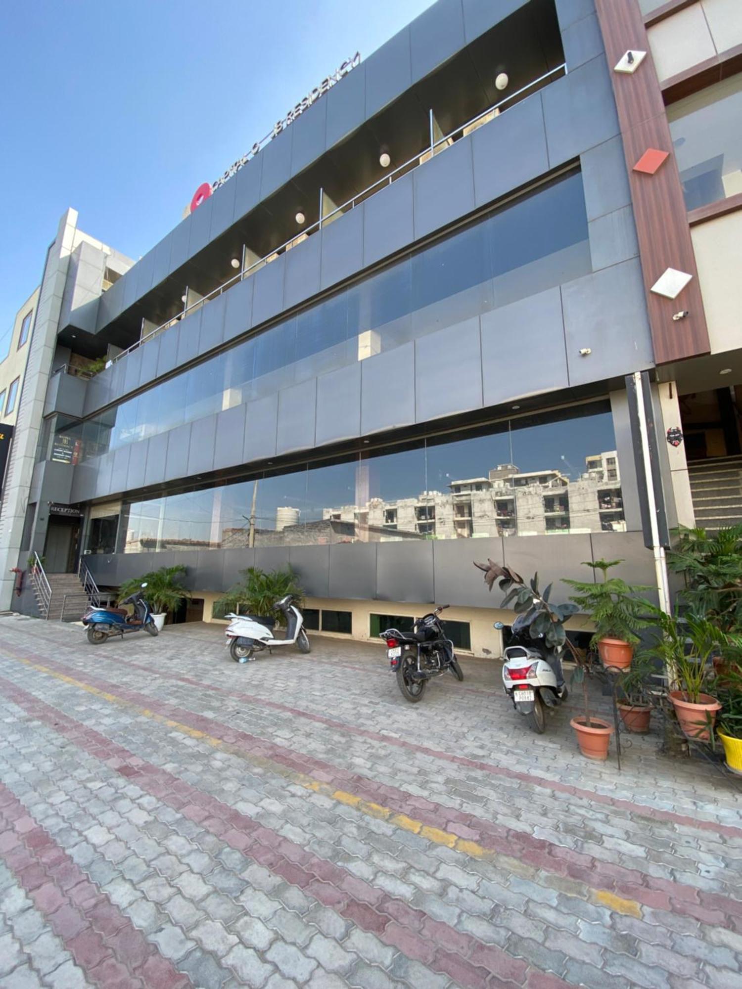 Hotel Jb Residency !! Luxurious & Royal Balcony Rooms !! Large Rooms Zirakpur Extérieur photo