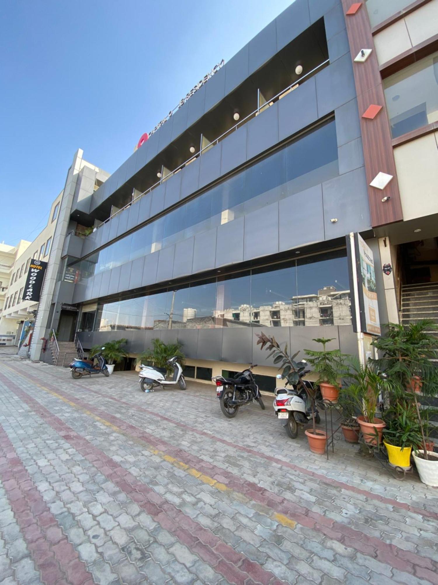 Hotel Jb Residency !! Luxurious & Royal Balcony Rooms !! Large Rooms Zirakpur Extérieur photo