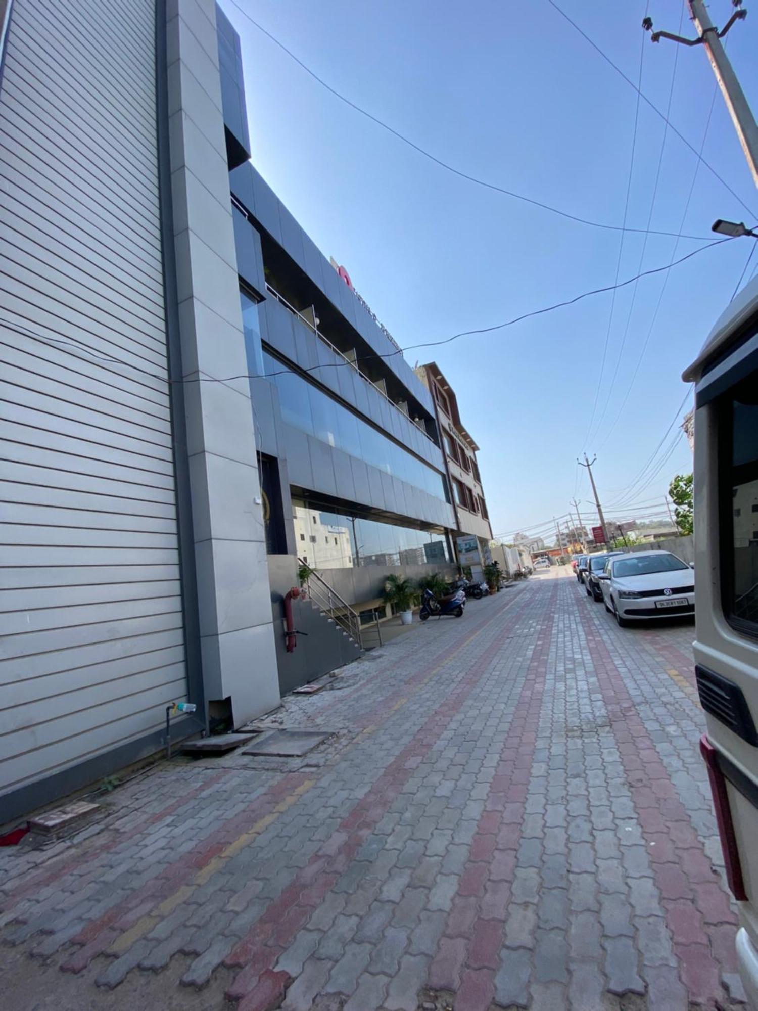 Hotel Jb Residency !! Luxurious & Royal Balcony Rooms !! Large Rooms Zirakpur Extérieur photo