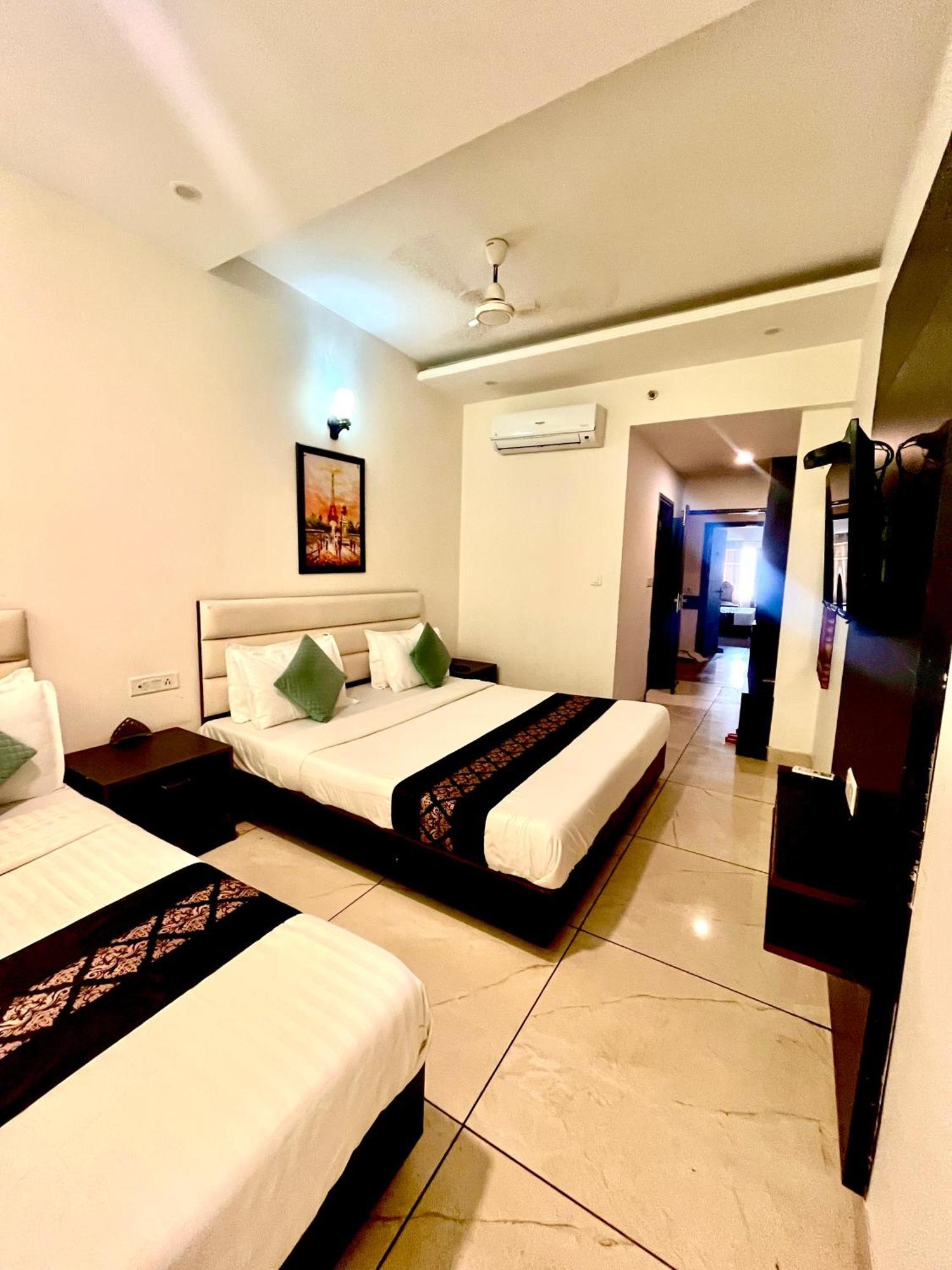 Hotel Jb Residency !! Luxurious & Royal Balcony Rooms !! Large Rooms Zirakpur Extérieur photo