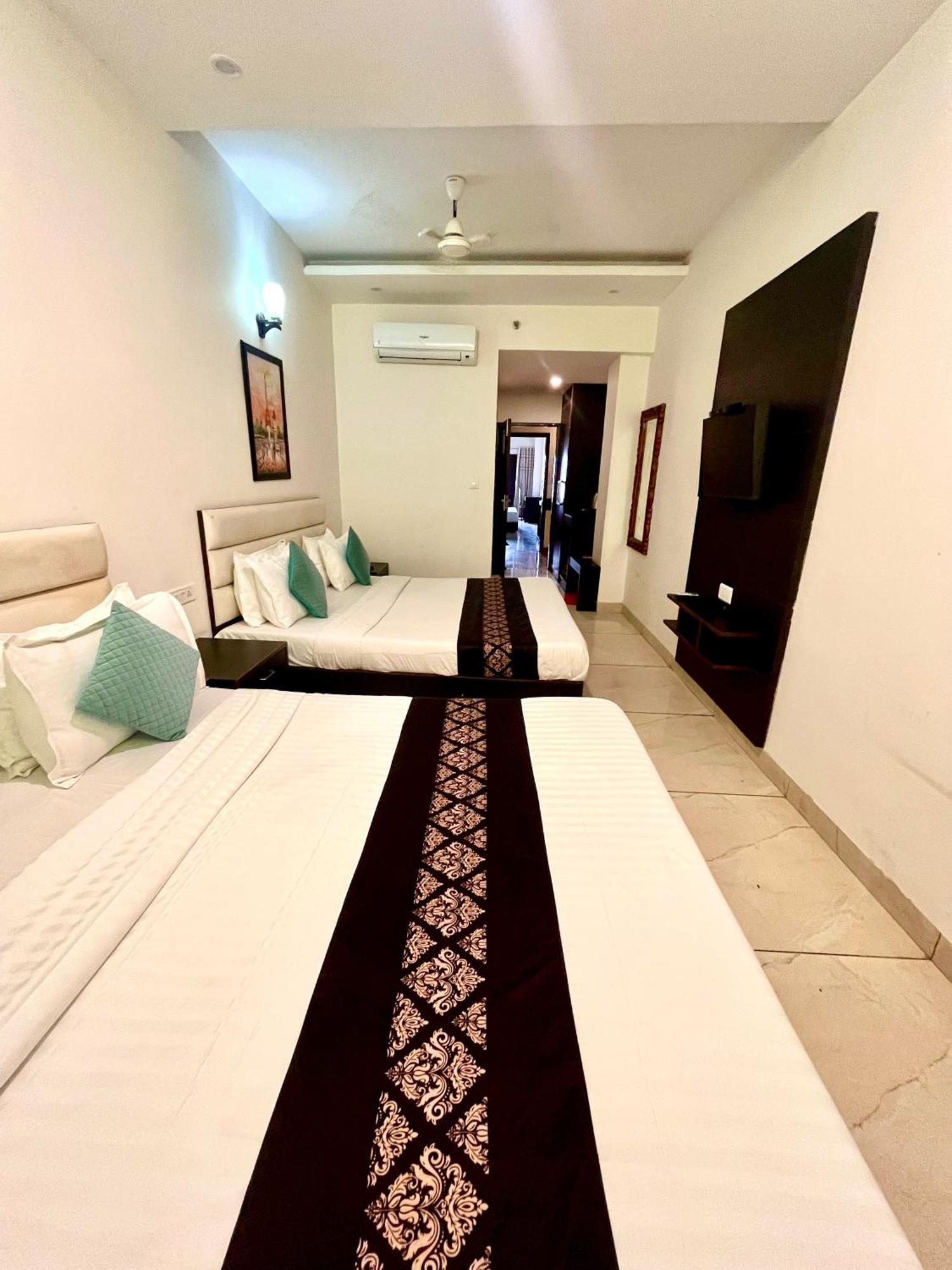 Hotel Jb Residency !! Luxurious & Royal Balcony Rooms !! Large Rooms Zirakpur Extérieur photo